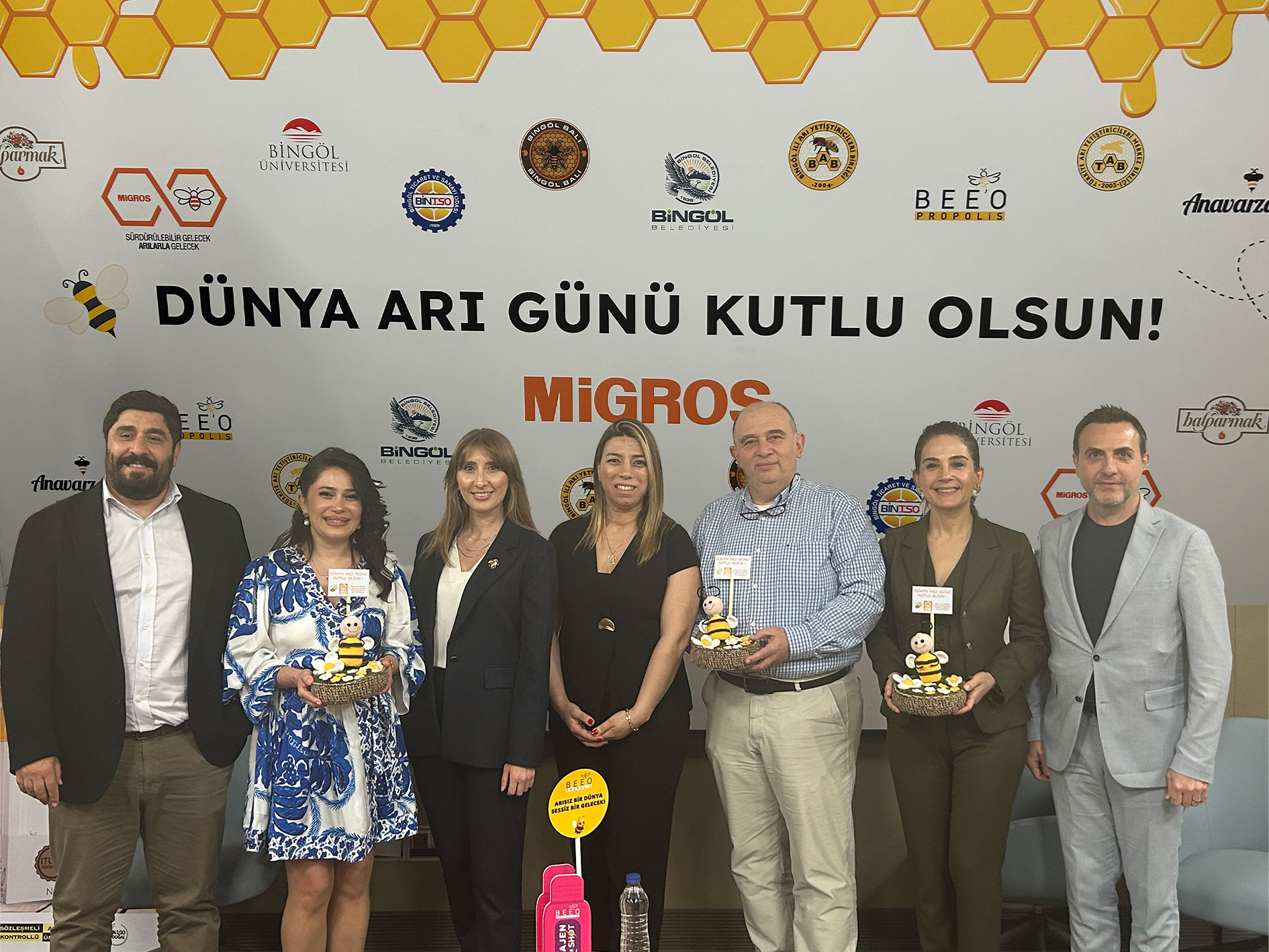 MİGROS DÜNYA ARI GÜNÜ'NDE “SÜRDÜRÜLEBİLİR GELECEK ARILARLA GELECEK” KONULU KONFERANSA EV SAHİPLİĞİ YAPTI 