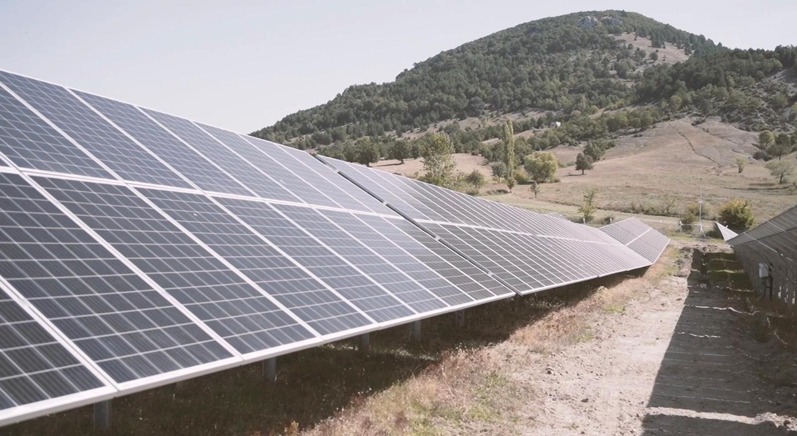 GÜRSU’NUN GÜNEŞ TARLALARI AYLIK 500 BİN TL GELİR SAĞLIYOR