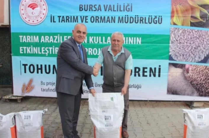 Mudanyalı üreticilere ayçiçeği tohumu dağıtıldı