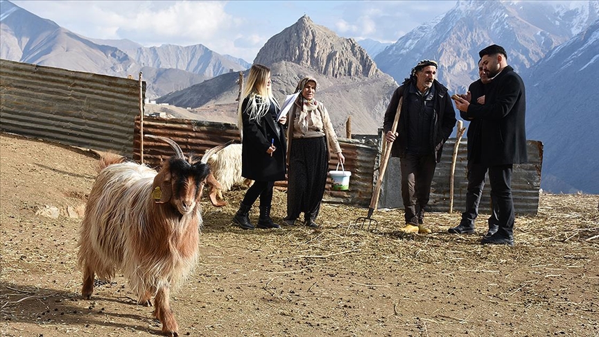 Ziraat mühendisi çift, Hakkari'de tarımsal üretimin artması için köy köy geziyor