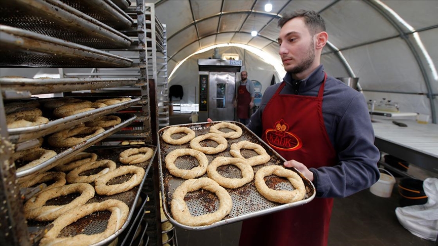 Fırında simit ve poğaçalar depremzedeler için pişiyor